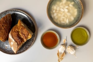 Preparazione Asparagi con salsa all’aglio, pane e mandorle - Fase 1
