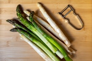 Preparazione Asparagi con salsa all’aglio, pane e mandorle - Fase 2