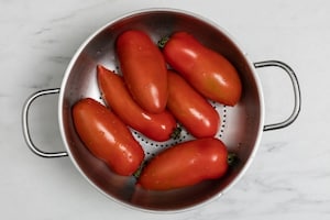 Preparazione Crudaiola di pomodori con squacquerone senza lattosio, salsa di acciughe, basilico e crostini  - Fase 1