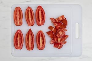 Preparazione Crudaiola di pomodori con squacquerone senza lattosio, salsa di acciughe, basilico e crostini  - Fase 1