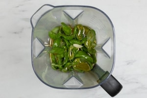 Preparazione Crudaiola di pomodori con squacquerone senza lattosio, salsa di acciughe, basilico e crostini  - Fase 2