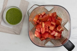 Preparazione Crudaiola di pomodori con squacquerone senza lattosio, salsa di acciughe, basilico e crostini  - Fase 2