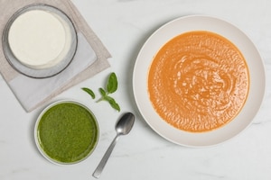 Preparazione Crudaiola di pomodori con squacquerone senza lattosio, salsa di acciughe, basilico e crostini  - Fase 4