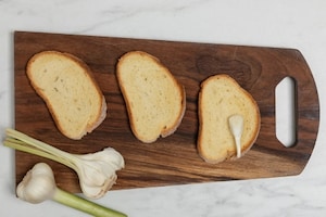 Preparazione Crudaiola di pomodori con squacquerone senza lattosio, salsa di acciughe, basilico e crostini  - Fase 3