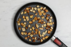 Preparazione Crudaiola di pomodori con squacquerone senza lattosio, salsa di acciughe, basilico e crostini  - Fase 3