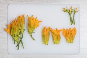 Preparazione Frittelle di fiori di zucca - Fase 1