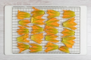 Preparazione Frittelle di fiori di zucca - Fase 1