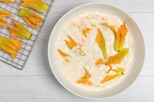 Preparazione Frittelle di fiori di zucca - Fase 3