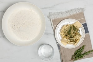 Preparazione Nidi di brisée con dadolata di verdure estive, squacquerone e bruciatini di crudo  - Fase 1