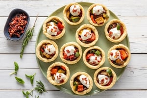 Preparazione Nidi di brisée con dadolata di verdure estive, squacquerone e bruciatini di crudo  - Fase 8