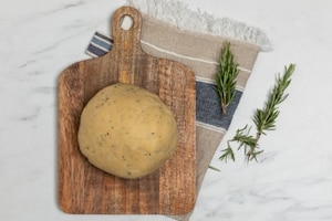 Preparazione Nidi di brisée con dadolata di verdure estive, squacquerone e bruciatini di crudo  - Fase 2