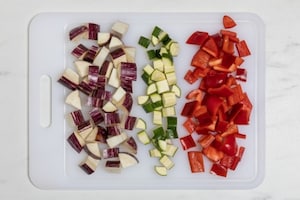 Preparazione Nidi di brisée con dadolata di verdure estive, squacquerone e bruciatini di crudo  - Fase 2