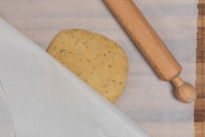 Preparazione Nidi di brisée con dadolata di verdure estive, squacquerone e bruciatini di crudo  - Fase 4