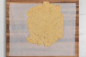 Preparazione Nidi di brisée con dadolata di verdure estive, squacquerone e bruciatini di crudo  - Fase 4