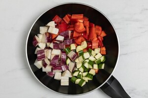 Preparazione Nidi di brisée con dadolata di verdure estive, squacquerone e bruciatini di crudo  - Fase 3