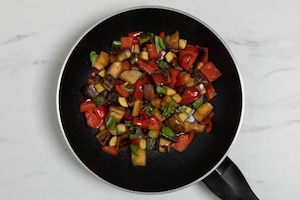 Preparazione Nidi di brisée con dadolata di verdure estive, squacquerone e bruciatini di crudo  - Fase 3