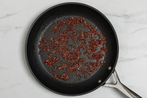 Preparazione Nidi di brisée con dadolata di verdure estive, squacquerone e bruciatini di crudo  - Fase 7