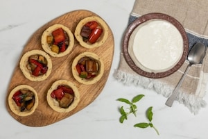 Preparazione Nidi di brisée con dadolata di verdure estive, squacquerone e bruciatini di crudo  - Fase 7