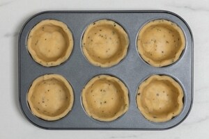 Preparazione Nidi di brisée con dadolata di verdure estive, squacquerone e bruciatini di crudo  - Fase 5