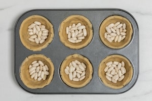 Preparazione Nidi di brisée con dadolata di verdure estive, squacquerone e bruciatini di crudo  - Fase 5