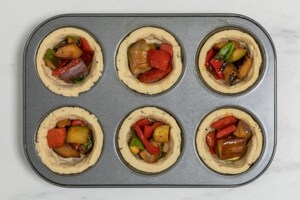 Preparazione Nidi di brisée con dadolata di verdure estive, squacquerone e bruciatini di crudo  - Fase 6