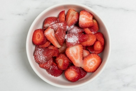 Preparazione Panna e fragole - Fase 1 Preparazione Panna e fragole - Fase 1