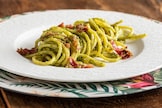 Pasta con pesto di rucola e bresaola