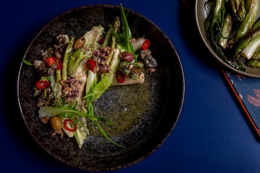 Puntarelle piccanti con olive, capperi e salsa al parmigiano