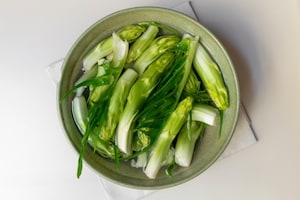 Preparazione Puntarelle piccanti con olive, capperi e salsa al parmigiano - Fase 1