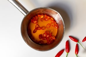 Preparazione Puntarelle piccanti con olive, capperi e salsa al parmigiano - Fase 1