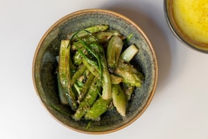 Preparazione Puntarelle piccanti con olive, capperi e salsa al parmigiano - Fase 4