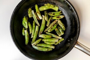 Preparazione Puntarelle piccanti con olive, capperi e salsa al parmigiano - Fase 2