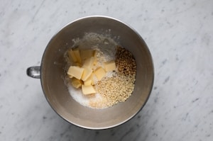 Preparazione Sbriciolata fragole e mascarpone - Fase 3