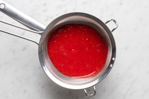 Preparazione Torta fredda alle fragole - Fase 2