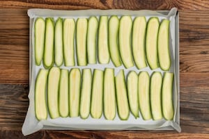 Preparazione Zucchine gratinate con pomodori - Fase 1