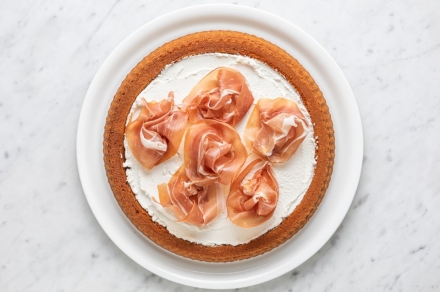 Preparazione Crostata morbida salata con crudo e mozzarelline - Fase 2 Preparazione Crostata morbida salata con crudo e mozzarelline - Fase 2