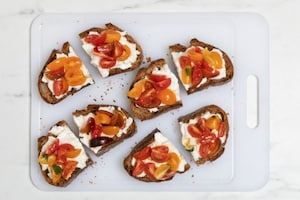 Preparazione Crostini con burrata, pomodorini e culatello - Fase 3
