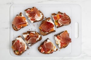 Preparazione Crostini con burrata, pomodorini e culatello - Fase 3