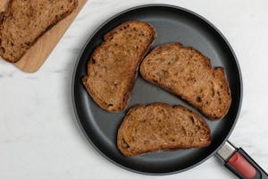Preparazione Crostini con burrata, pomodorini e culatello - Fase 2