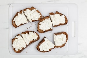 Preparazione Crostini con burrata, pomodorini e culatello - Fase 2