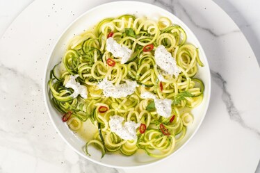 Insalata di spirali di zucchine con menta e burrata