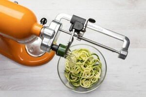 Preparazione Insalata di spirali di zucchine con menta e burrata - Fase 1