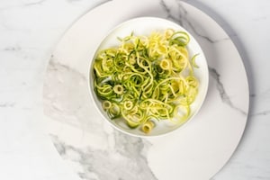 Preparazione Insalata di spirali di zucchine con menta e burrata - Fase 1