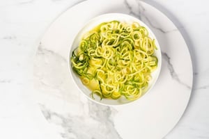 Preparazione Insalata di spirali di zucchine con menta e burrata - Fase 2
