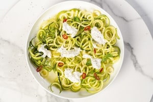 Preparazione Insalata di spirali di zucchine con menta e burrata - Fase 2