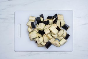 Preparazione Melanzane agrodolci in padella - Fase 1