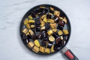 Preparazione Melanzane agrodolci in padella - Fase 1