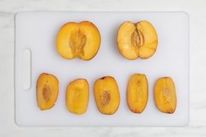 Preparazione Pesche con crumble e gelato alla vaniglia - Fase 3