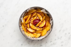 Preparazione Torta rovesciata alle pesche - Fase 2