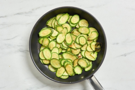 Preparazione Focaccia in padella con le zucchine - Fase 1 Preparazione Focaccia in padella con le zucchine - Fase 1